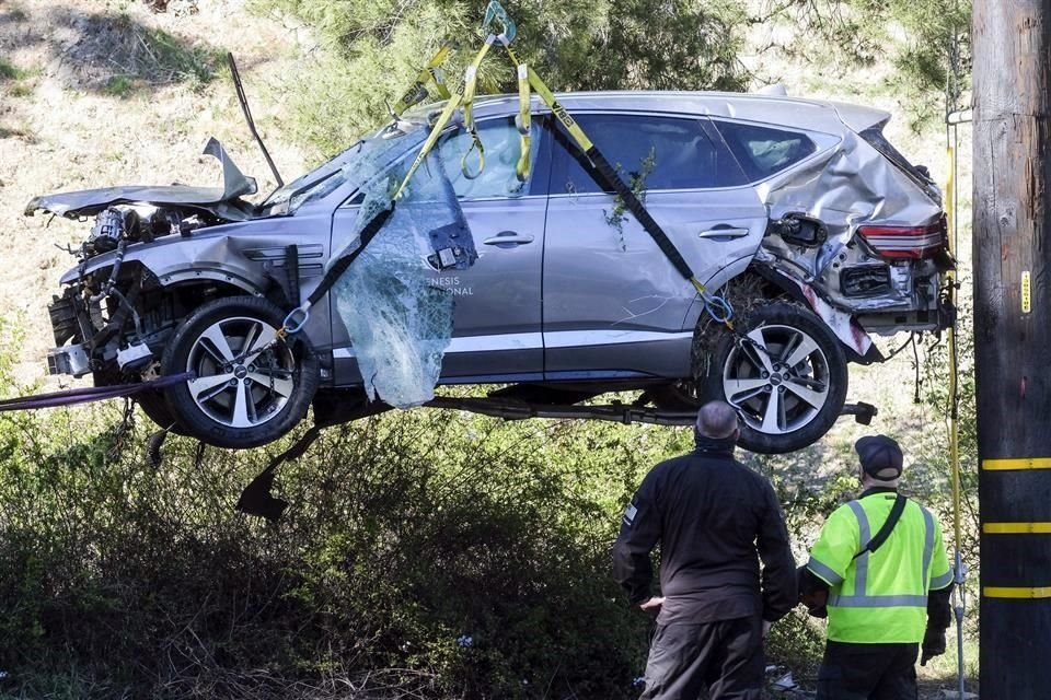 Así quedó la camioneta de Tiger Woods tras el accidente.