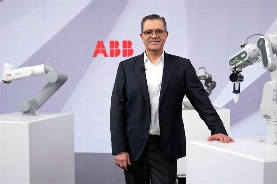 Sami Atiya,presidente de ABB Robotics & Discrete Automation, con la nueva generación de robots de la empresa.