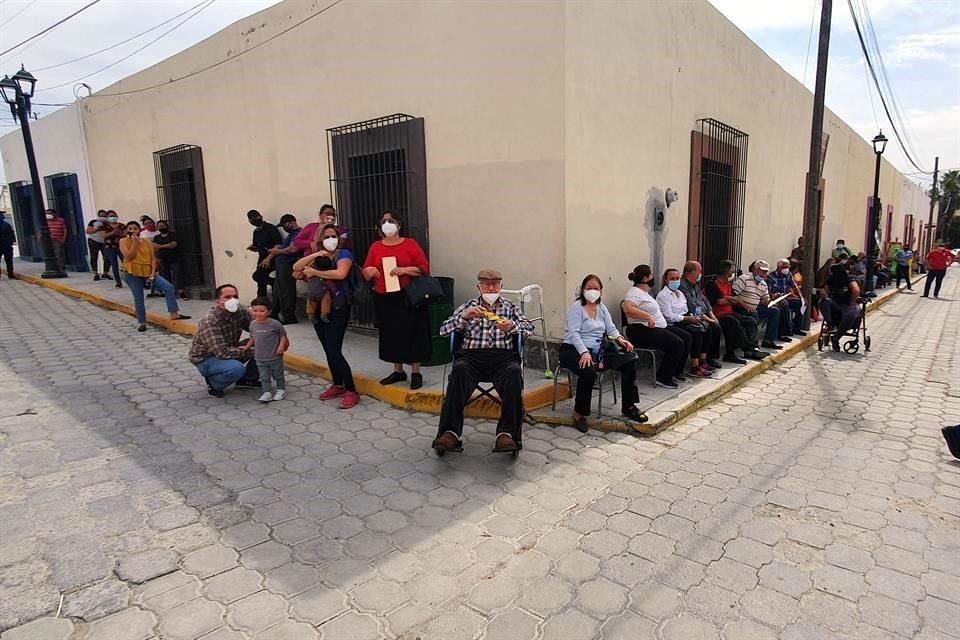 En torno al Auditorio Municipal abundaron quienes llevaron su silla para esperar.