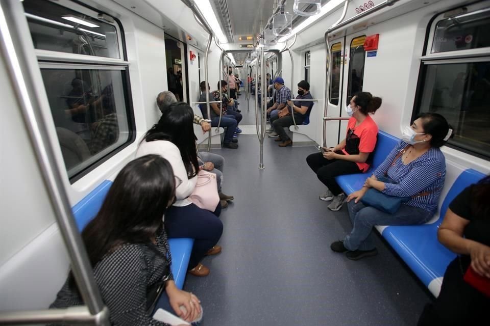 Tras el recorrido con funcionarios, el Metro fue abierto al público.
