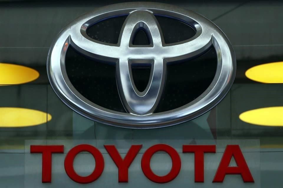 Toyota dijo que estaría 'dispuesto a reducir en 100 por ciento las emisiones de CO2 en todos sus vehículos nuevos de aquí al 2035 en Europa occidental'.