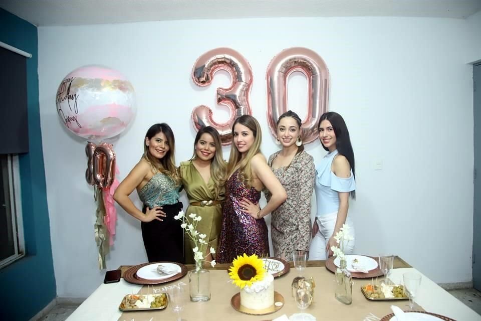 Giz Salazar, Claudia Salazar, Damaris Rangel, Michelle Martínez y Grissel Martínez
