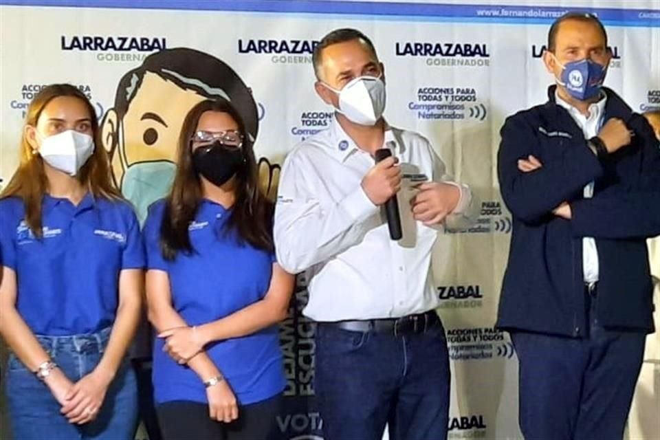 Apunta a vacunas. Fernando Larrazabal prometió vacunas antiCovid, acompañado de personal médico y el líder nacional albiazul, Marko Cortés.