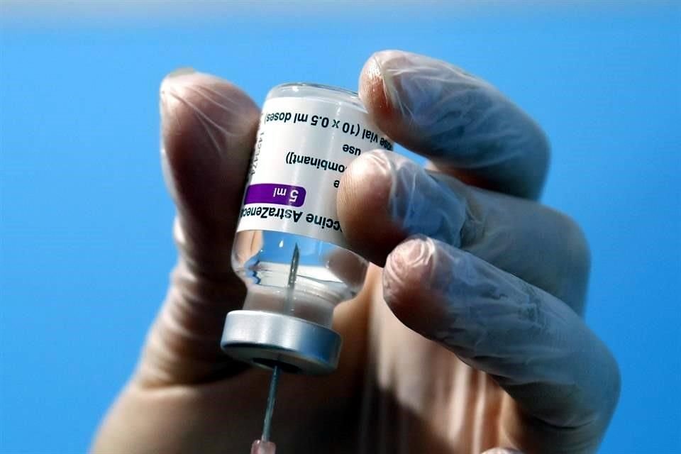 La UE bloqueó la exportación de vacuna de Covid-19 de AstraZeneca a Australia, acusando a compañía de no cumplir contratos con el bloque.