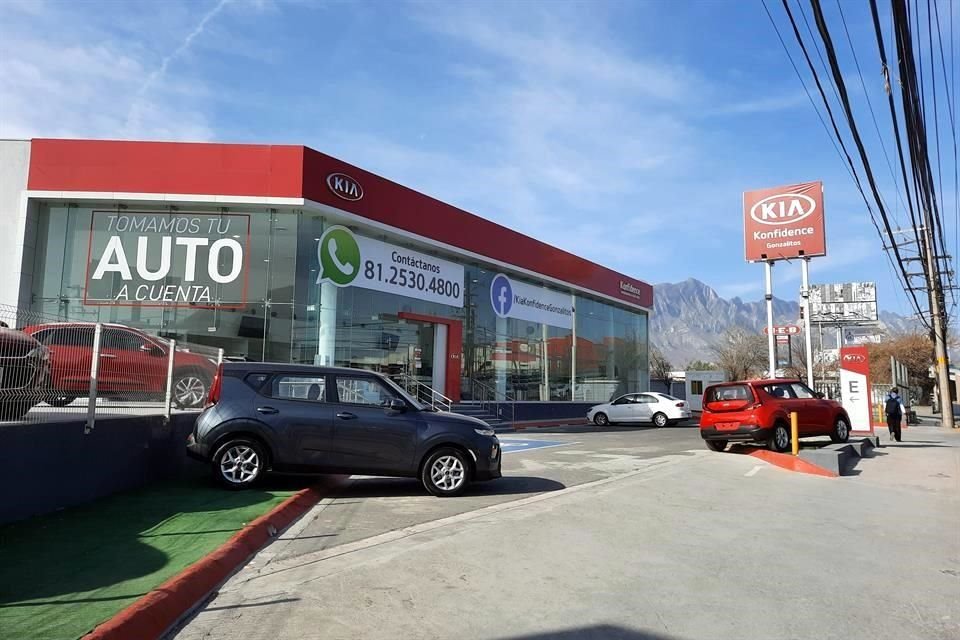 El asalto fue reportado a las 19:30 horas en la Agencia Kia Motors, de Bulevar Díaz Ordaz, en la Colonia La Fama.