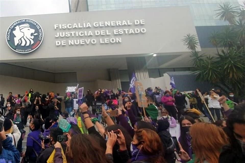 La marcha llegó frente a la Fiscalía General de Nuevo León donde pintaron las banquetas, escaleras y el suelo, y lanzan consignas contra las autoridades.