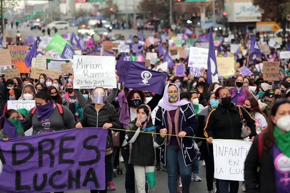 Mujeres marchan en calles del Centro en conmemoración de Día Internacional de la Mujer.