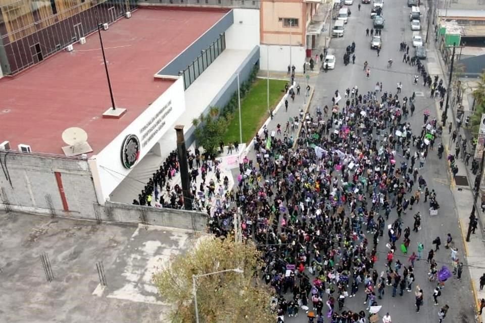 Las presentes se detuvieron frente a la Fiscalía General de Nuevo León donde pintaron las banquetas, escaleras y el suelo, y lanzan consignas contra las autoridades.