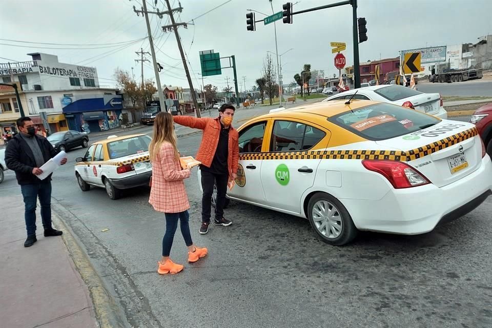Samuel García realizó el anuncio en Escobedo, donde repartió calcas entre los conductores de la Av. Sendero.