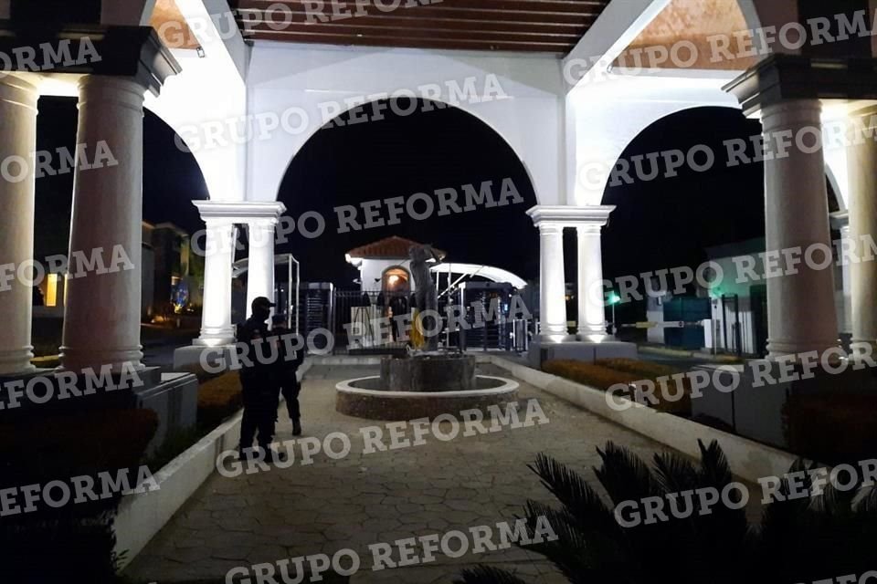 Hombres armados irrumpen en casa de Rogelio Funes Mori, delantero de Rayados, y lo someten junto a su familia para robarles, en el Club de Golf La Herradura.