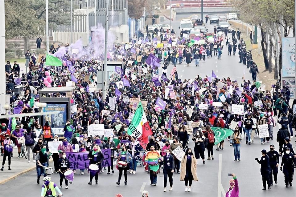 Para denunciar feminicidios y abusos sexuales en NL, unas mil manifestantes marcharon ayer de Colegio Civil a la Explanada de los Héroes por calles del Centro, como Constitución (foto).