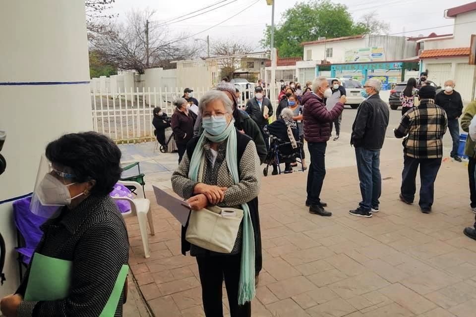 Adultos mayores hacen filas de varias cuadras para que les apliquen la vacuna contra Covid, en Ciudad Victoria.