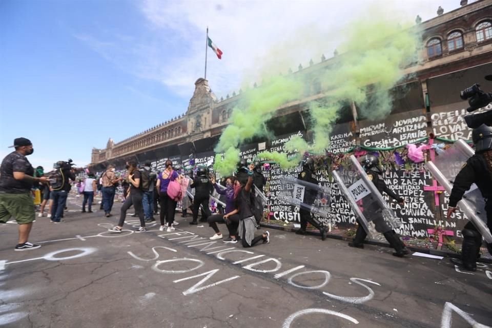Mujeres se manifiestan en calles de la CDMX y varios contingentes arriban al Zócalo a protestar frente a muros metálicos que rodean Palacio.