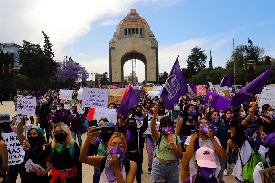 Contingentes de mujeres en la marcha del 8M 2021 salieron del Monumento a la Revolución rumbo al Zócalo en el marco del Día Internacional de la Mujer.