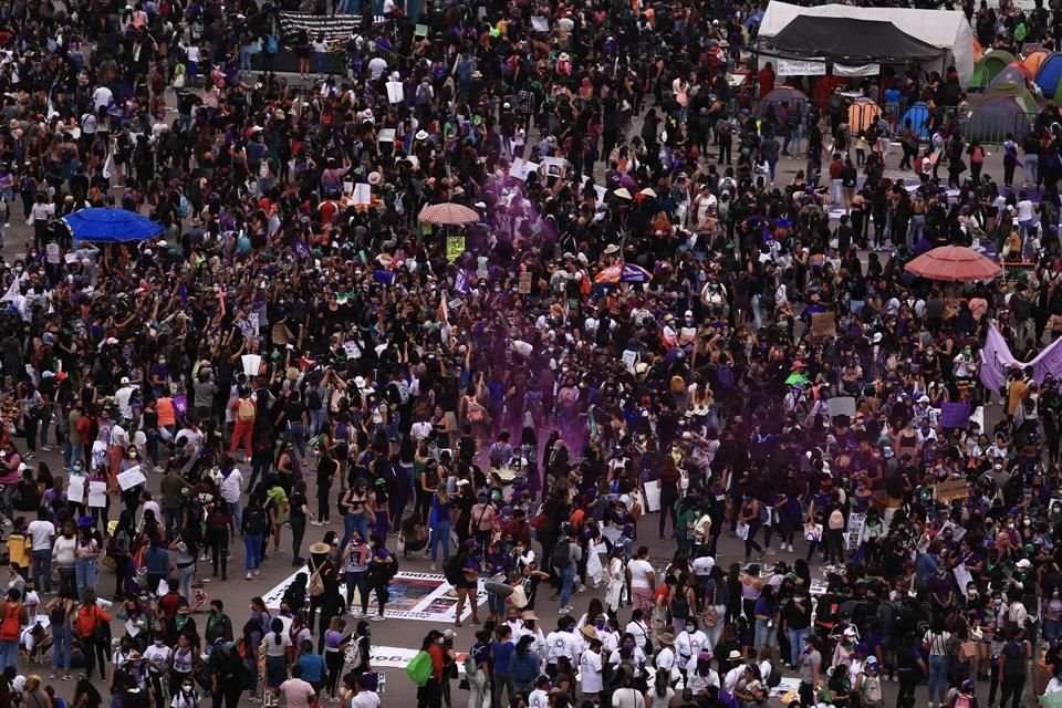Contingentes feministas salieron a marchar contra la violencia de género en el País.