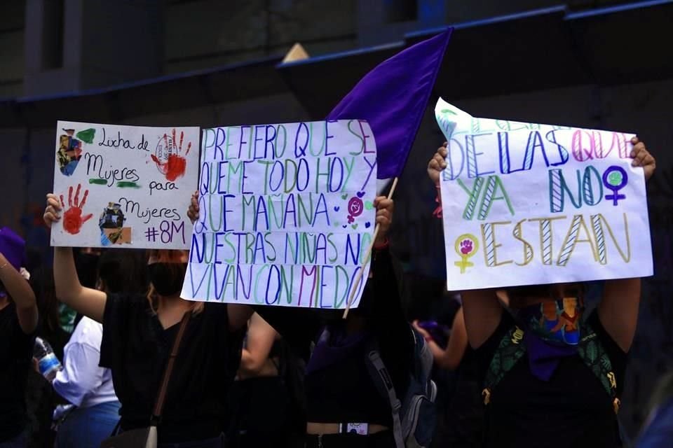 Durante la marcha del 8M, mujeres escribieron consignas por las víctimas de feminicidio.