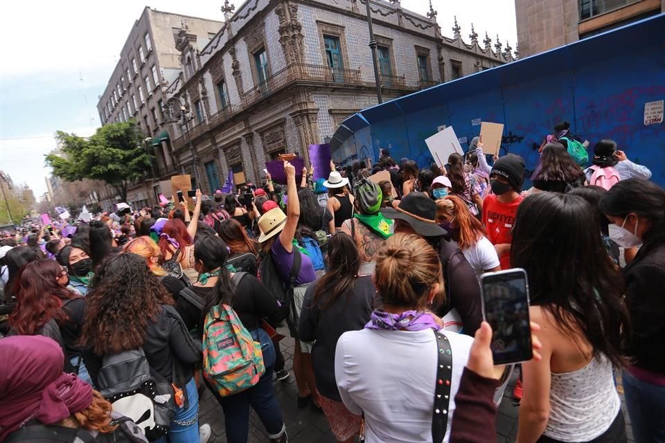 Pese a las vallas que rodeaban entradas al Zócalo, mujeres gritaron consignas y continuaron marcha rumbo a Palacio Nacional.