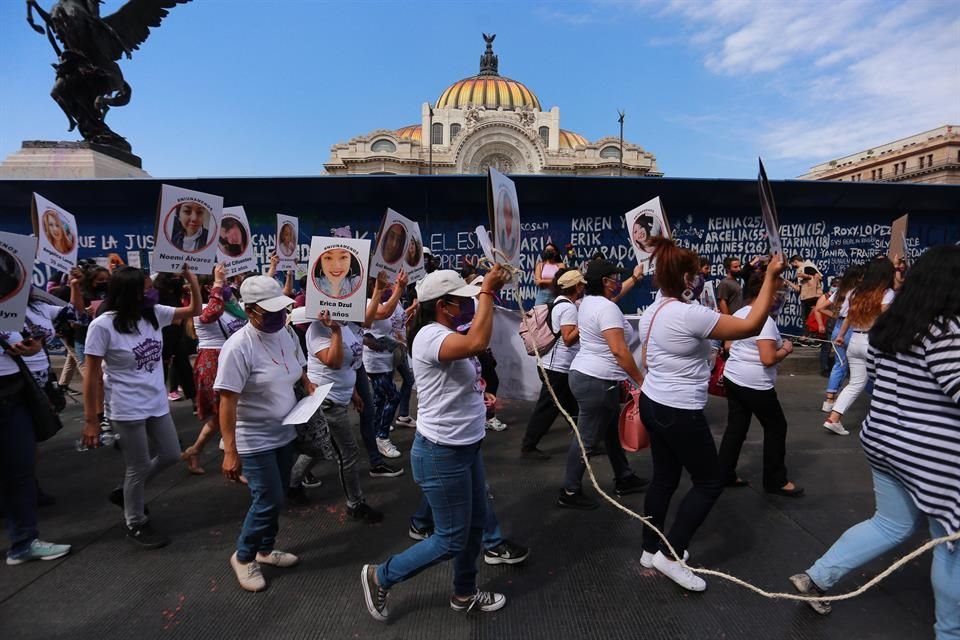 Con los rostros de mujeres desaparecidas, manifestantes avanzaron rumbo al Zócalo en marcha por el 8M.