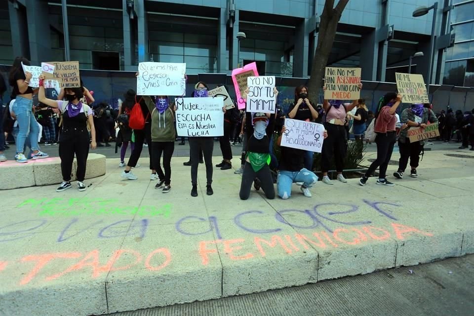 Mujeres escribieron consignas para protestar contra el acoso y la violencia de género.