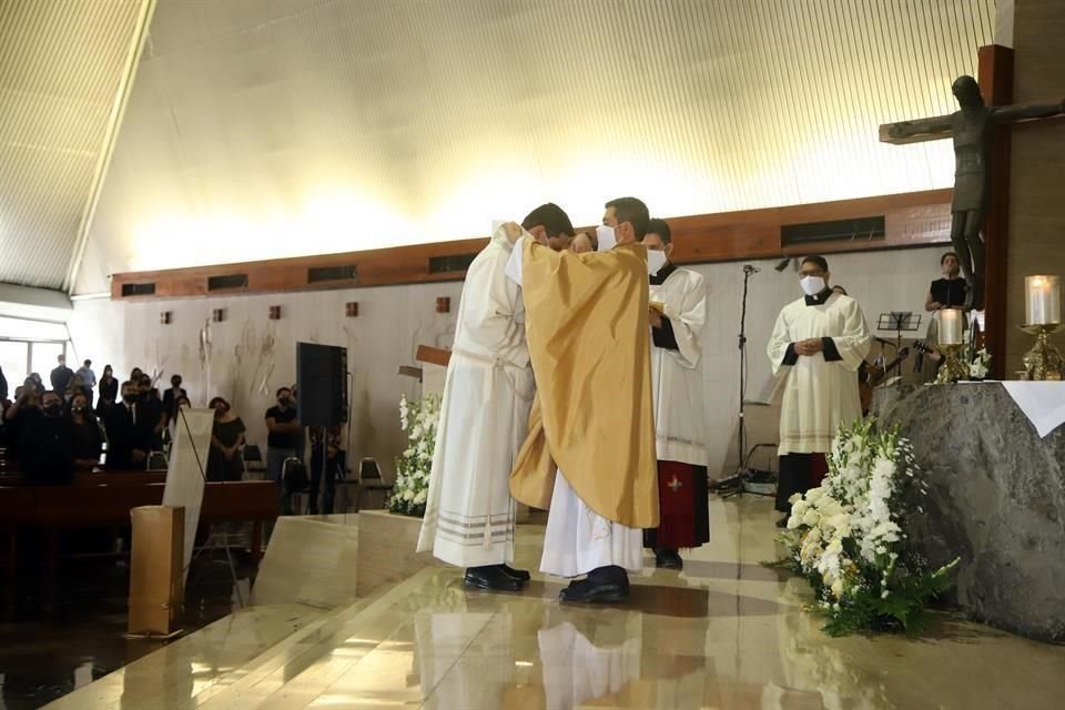 Durante la ceremonia de ordenación de diácono de Jesús Eduardo Olvera Vidales