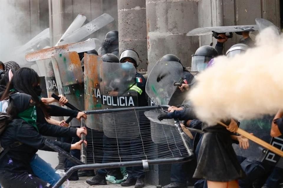 Durante la manifestación en Toluca, mujeres usaron vayas para agredir a policías.