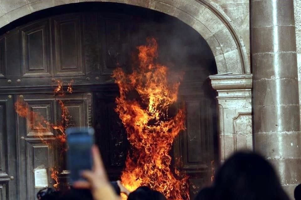 Una de las puertas del Congreso de Toluca fue incendiada por manifestantes.