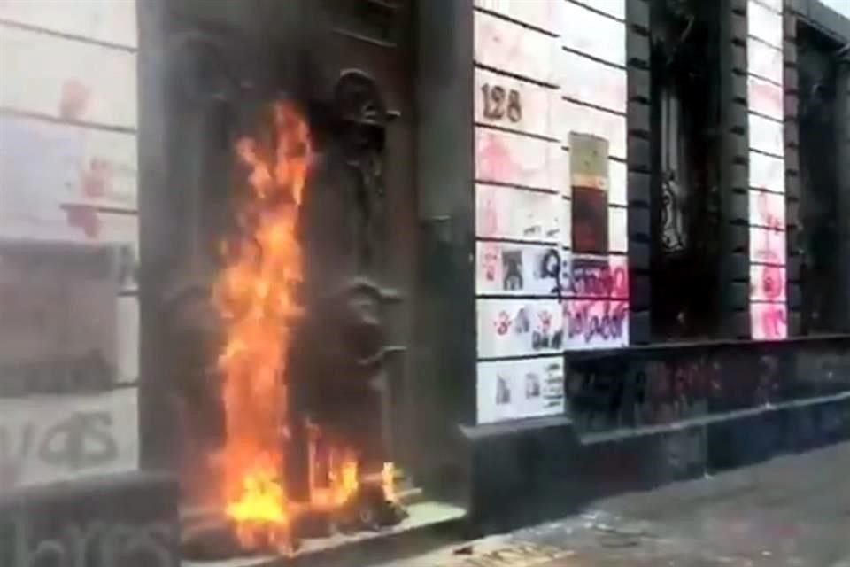 En Puebla, también fueron quemadas las puertas del Congreso estatal.