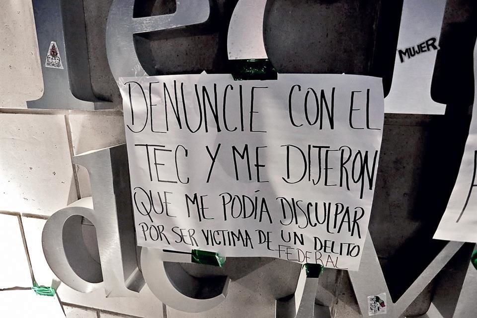 Hace un par de días, en la entrada principal del Campus Monterrey, se colocaron carteles de reclamo al Tec.