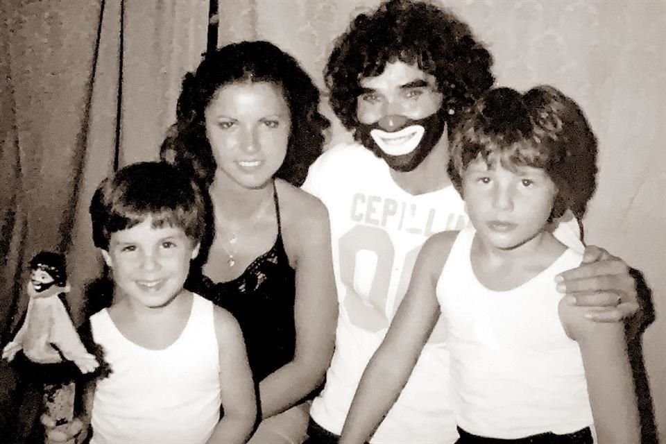1984<br>Mayita con sus hijos Boby y Fernando Sesma