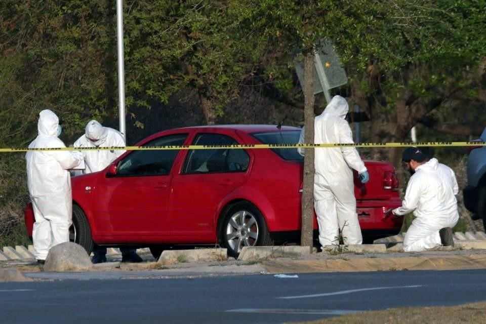 Los dos cuerpos estaban en la cajuela de un Jetta rojo dejado en el estacionamiento del Parque Rufino Tamayo.
