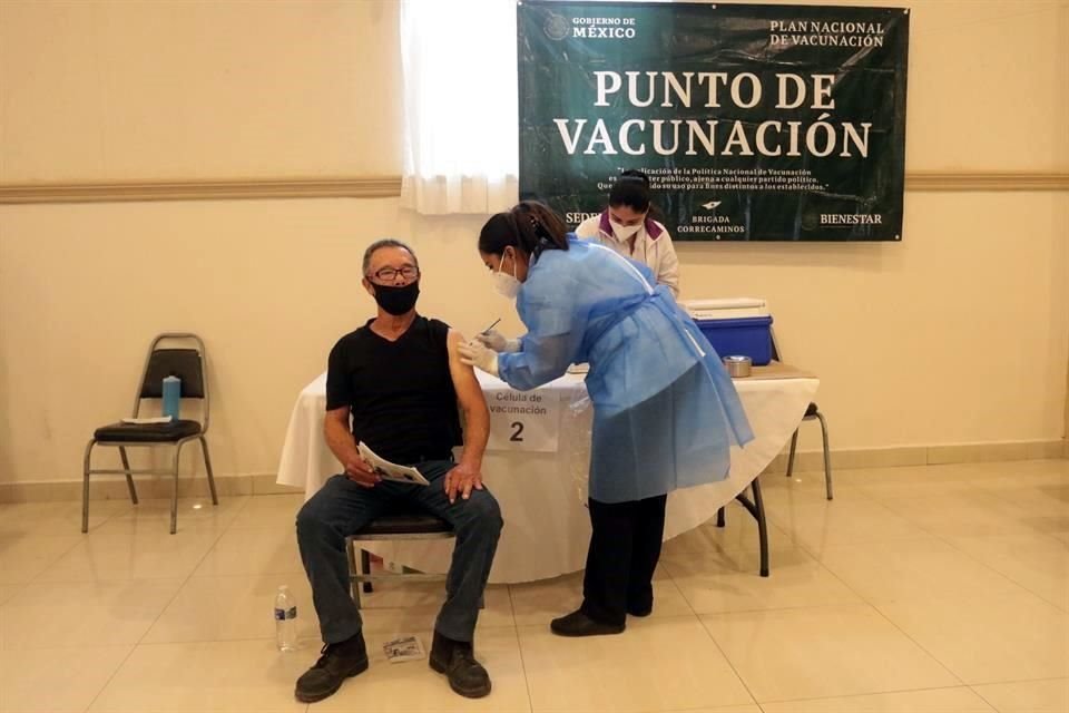 En Marín, los adultos mayores fueron vacunados en el Auditorio Municipal.