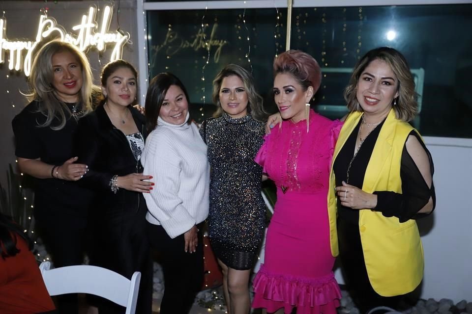 Mary Paz Ramírez, July García, Gabriela Rosales, Nelly Montelongo, Yuvi Corral y Angelica Gandarilla