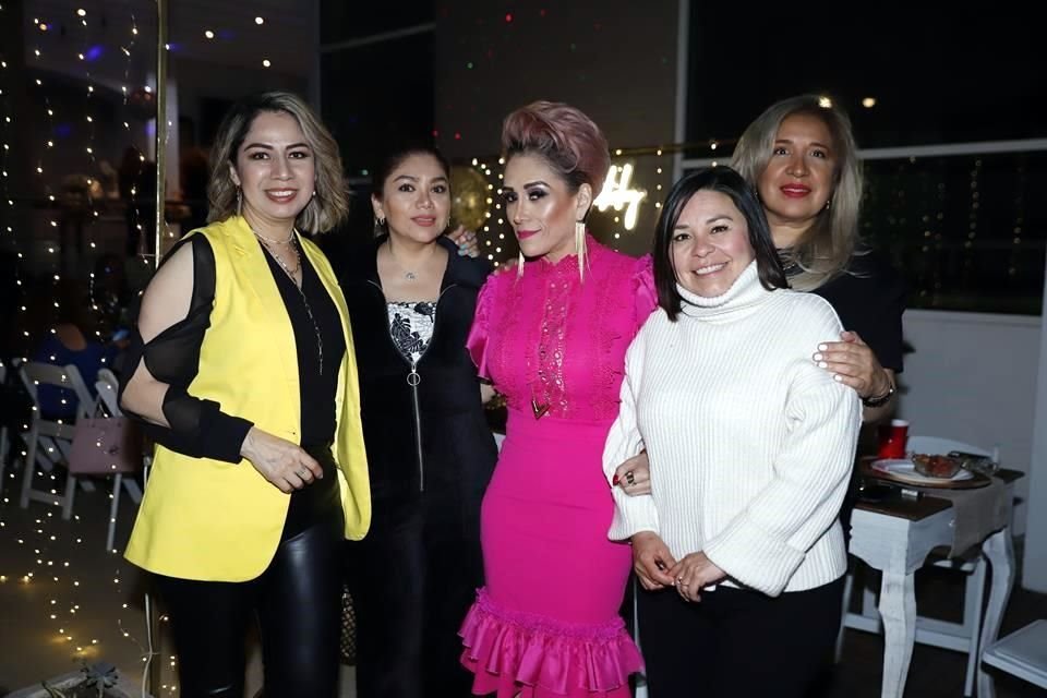 Angelica Gandarilla, July de González, Yuvi Corral, Mary Paz Ramírez y Gabriela Rosales