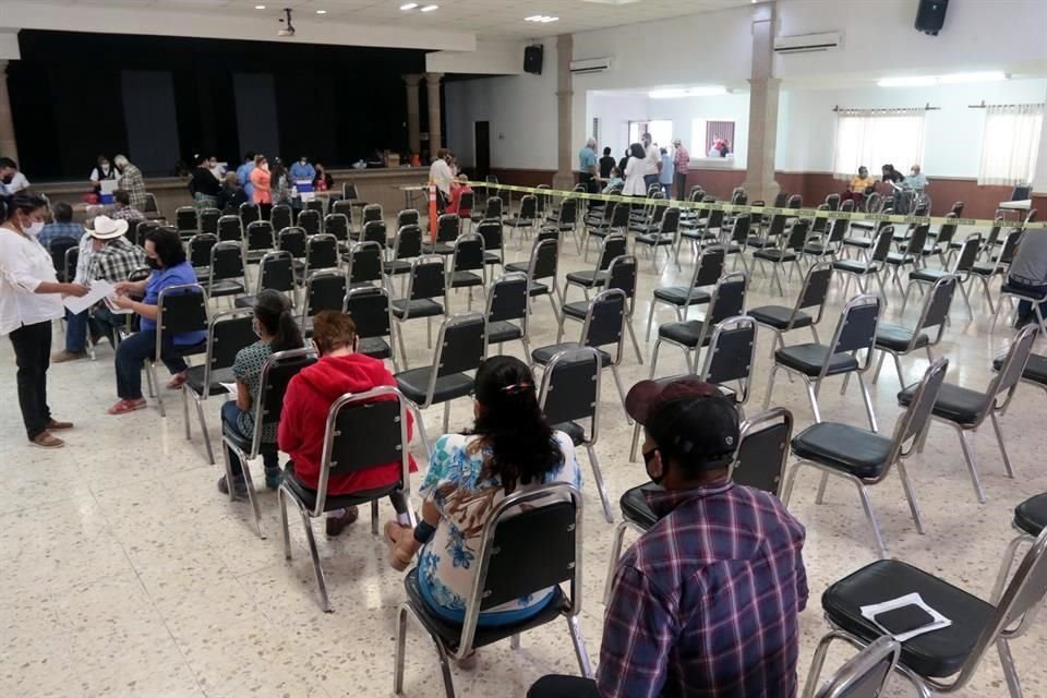 En Higueras abrieron la convocatoria a los adultos mayores en general desde las 8:00 horas en el Auditorio Municipal.