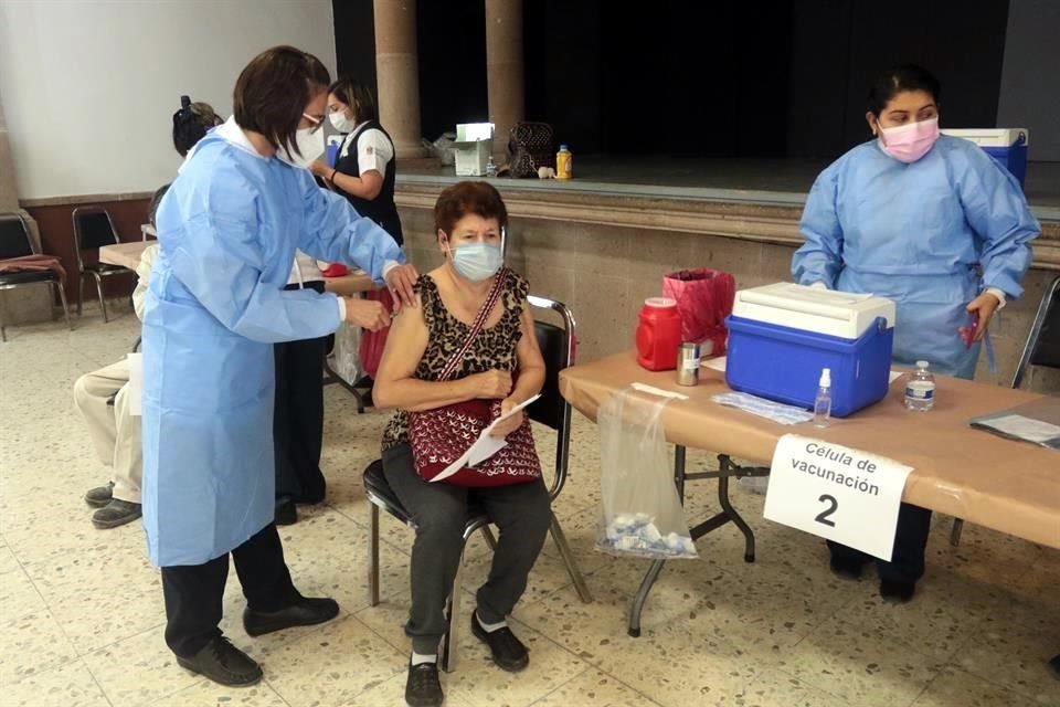 Adultos mayores de Marín e Higueras recibieron la primera dosis de la vacuna antiCovid, y esperan volver a salir pronto.