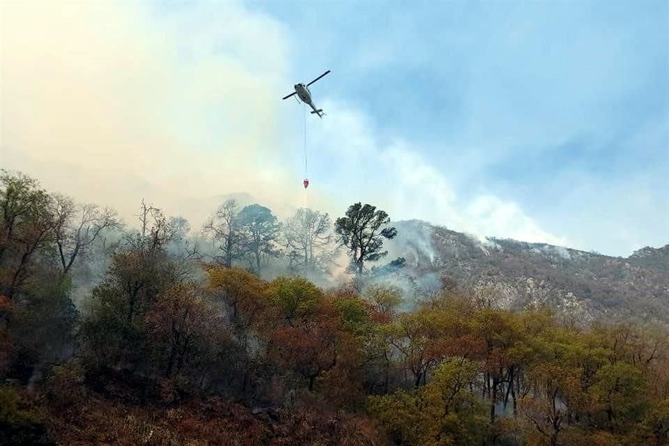 Continúan trabajos de combate conta el incendio forestal en la Sierra de Rayones.