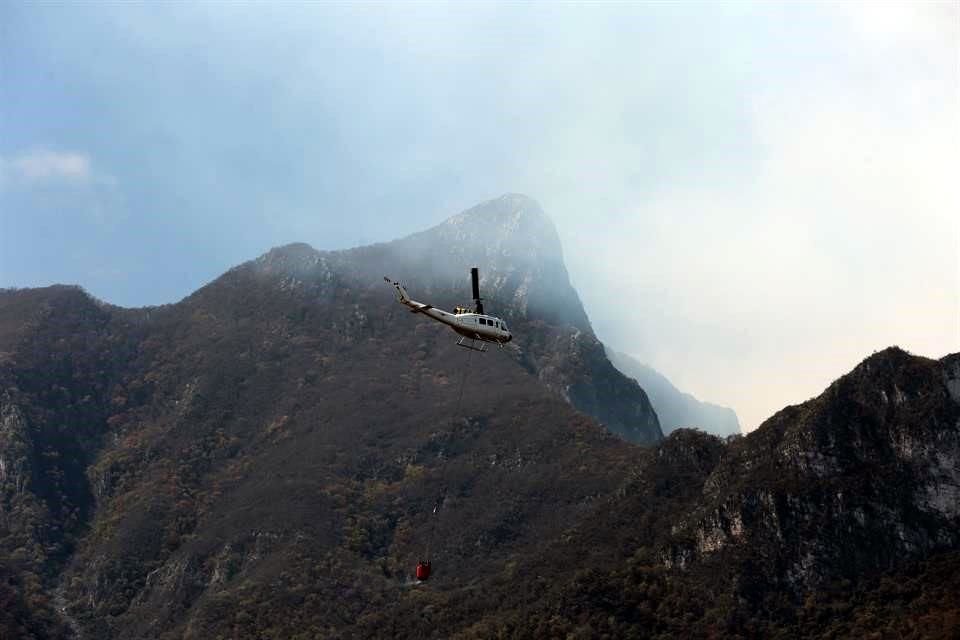 Continúan trabajos de combate conta el incendio forestal en la Sierra de Rayones.