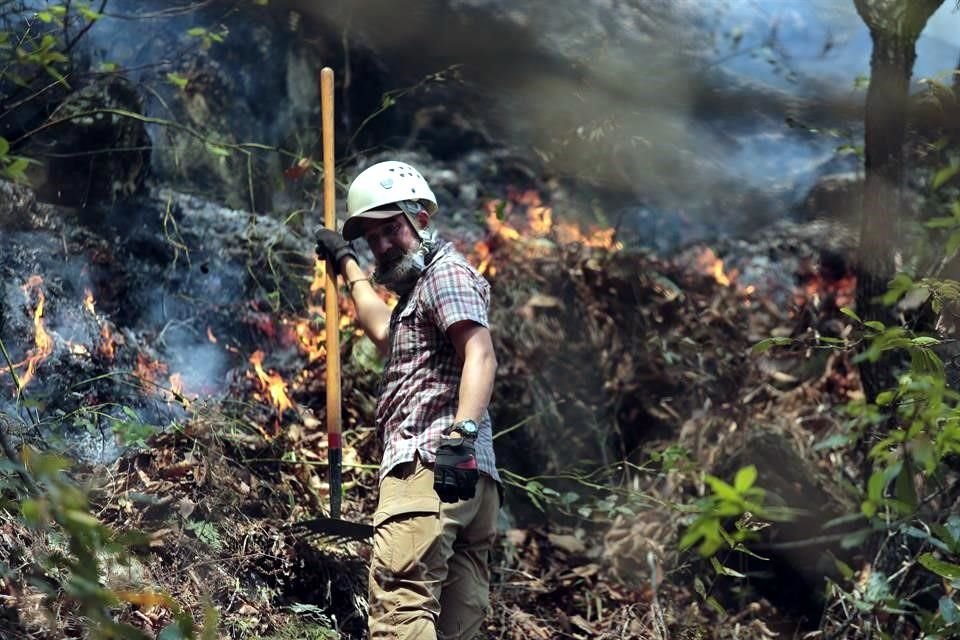 Continúan trabajos de combate conta el incendio forestal en la Sierra de Rayones.