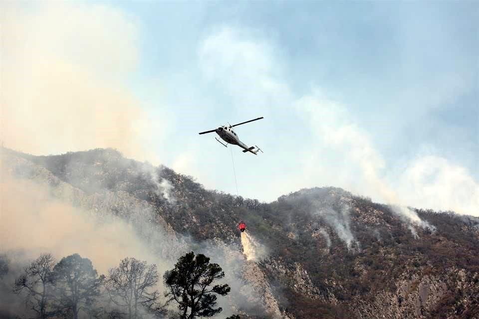 Continúan trabajos de combate conta el incendio forestal en la Sierra de Rayones.