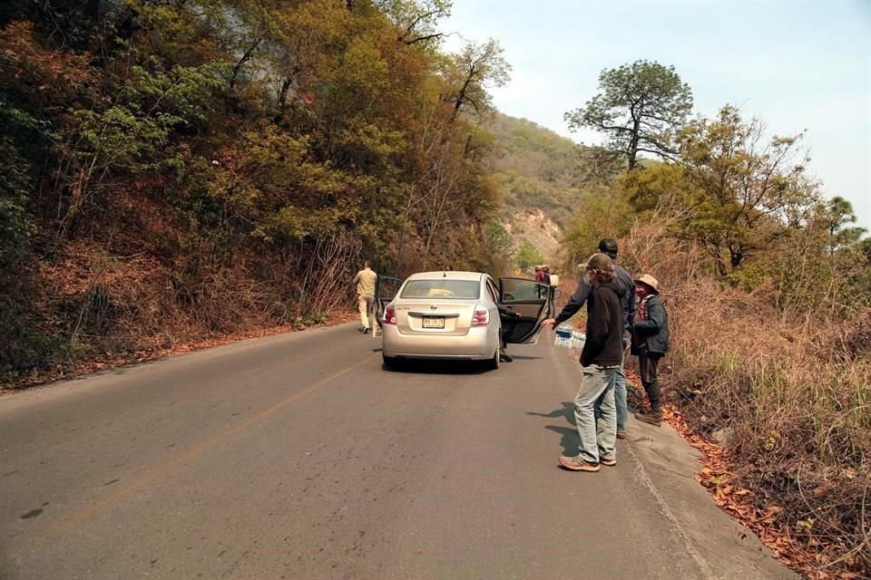 Continúan trabajos de combate conta el incendio forestal en la Sierra de Rayones.