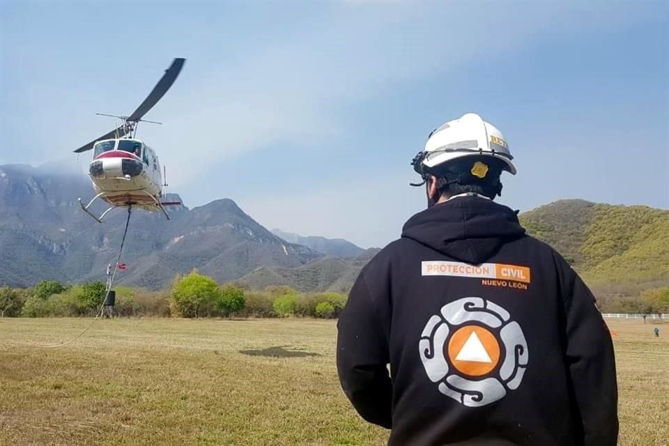Protección Civil utiliza aeronaves en el combate a los incendios forestales que han afectado miles de hectáreas en Nuevo León.