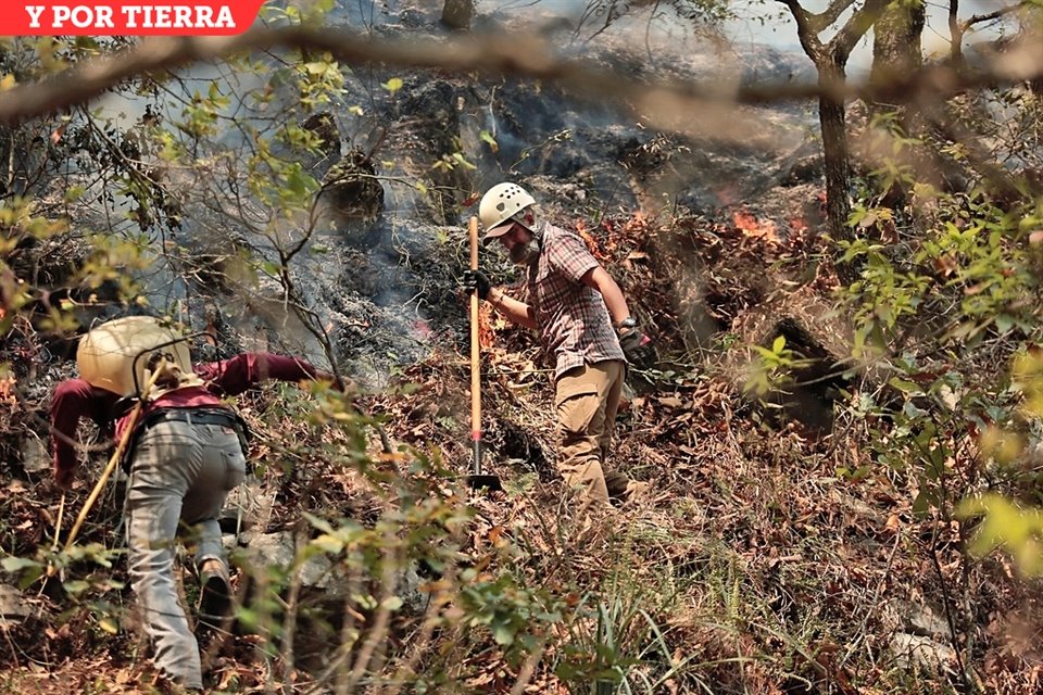 Los voluntarios que apoyan las labores de combate del incendio forestal lanzaron un llamado de auxilio ante el avance del siniestro.