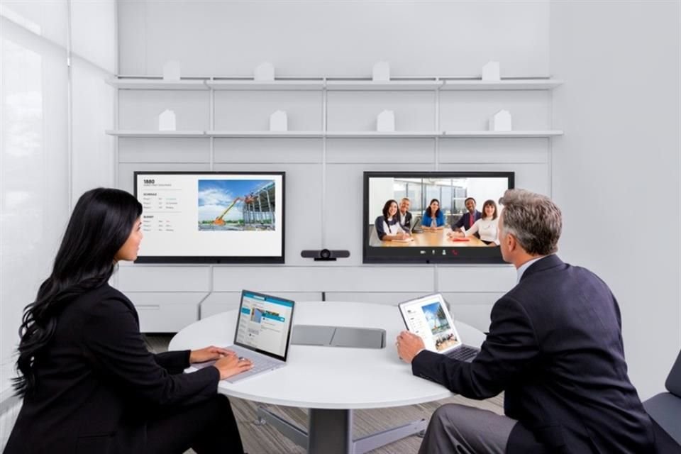 De acuerdo con los expertos, las empresas han comenzado a adaptar pequeñas oficinas colaborativas, listas para las videoconferencias en el nuevo esquema híbrido.