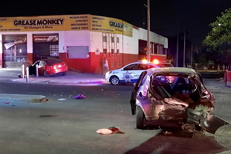 El vehículo Mazda terminó estrellado en la fachada de un negocio, mientras el auto de las víctimas quedó en medio de los carriles de la Avenida Rómulo Garza