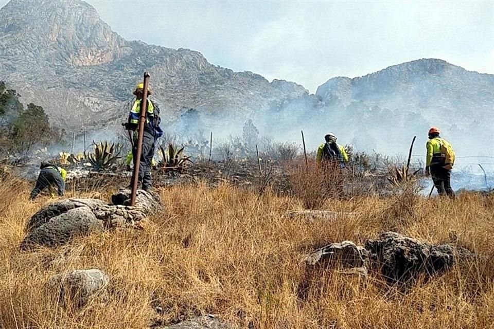 Protección Civil del Estado informó anoche que el fuego en la Sierra de Santiago ha afectado 2 mil 800 hectáreas.