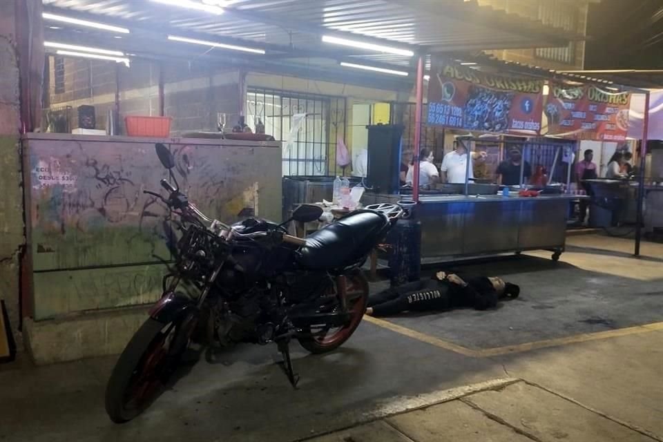 Un sujeto se aproximó a un joven y le disparó en siete ocasiones de forma directa, afuera de una taquería ubicalla en calles de Tultitlán, Estado de México.