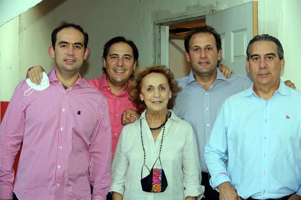 Gerardo Garza, Rafael Garza, Consuelo Zambrano, Miguel Garza y Alberto Garza