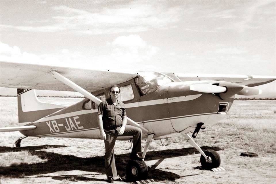 El apasionado de la aviación dedicó su vida a esta actividad. En esta fotografía tomada en 1987 aparece en una avioneta Cessna 185.