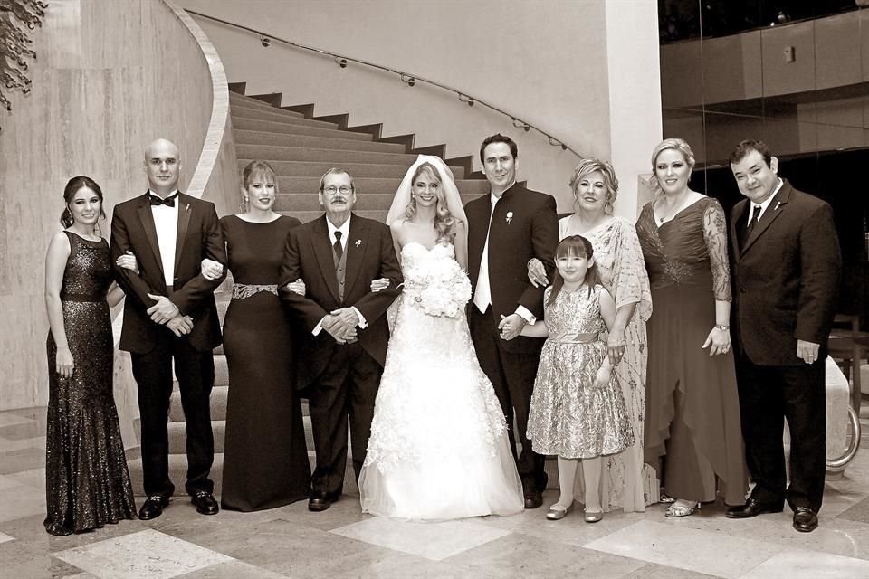 Con su familia durante la boda de su hijo Hernán Elizondo, en el 2013.
