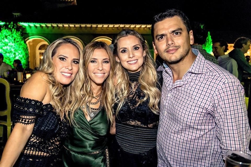 La festejada junto a su hermana Vicky Zambrano, su amiga Maru de la Garza, y su esposo José Antonio Fernández Garza